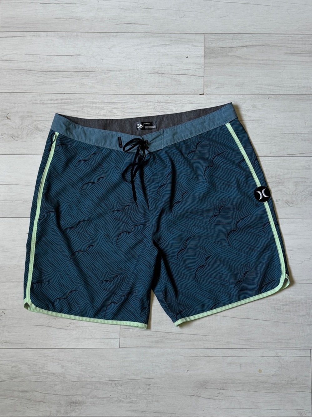 Hurley Men’s phantom Teal Board Shorts 36 with Mint Piping